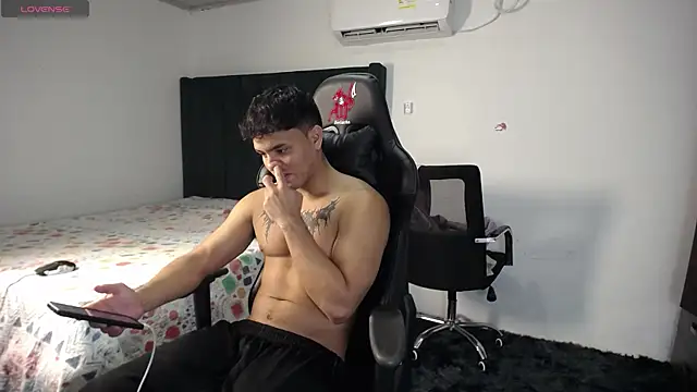 Snapshot of man_dur07 chatting on January 6, 2025, 9:43 pm man dur07 online show from January 6, 2025, 9:43 pm