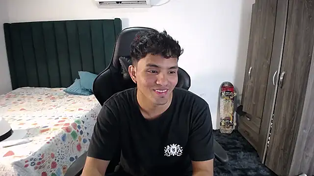 Snapshot of man_dur07 chatting on February 24, 2025, 1:35 am man dur07 online show from February 24, 2025, 1:35 am