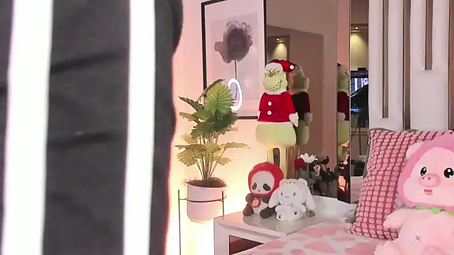 Snapshot of Kitty_Eliffe chatting on December 2, 2025, 9:32 pm Kitty Eliffe online show from December 2, 2025, 9:32 pm