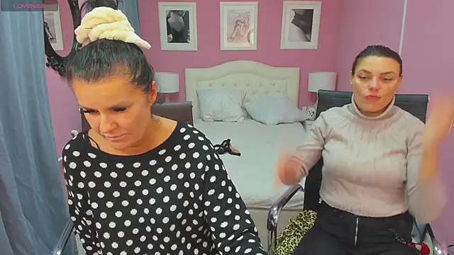 Snapshot of EricaAndPenelopa chatting on December 4, 2024, 8:40 pm EricaAndPenelopa online show from December 4, 2024, 8:40 pm