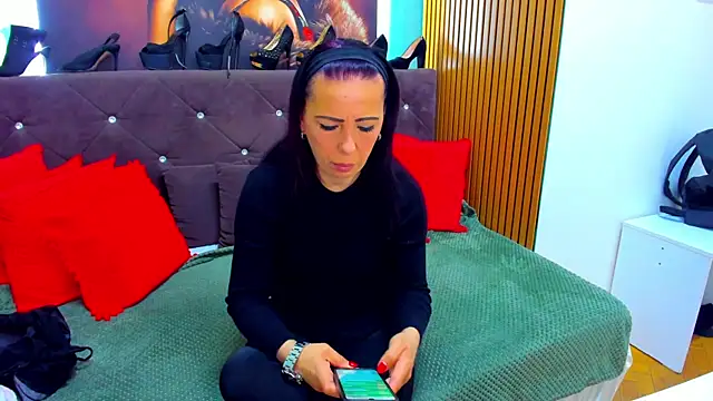 Snapshot of LauraSin chatting on May 1, 2026, 3:33 am LauraSin online show from May 1, 2026, 3:33 am