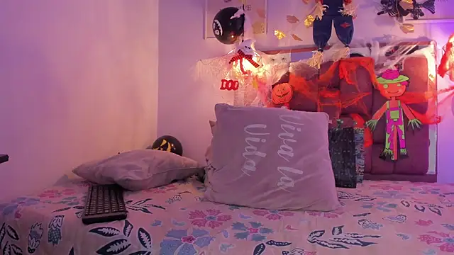 kristakinnky online show from October 31, 2025, 1:23 pm