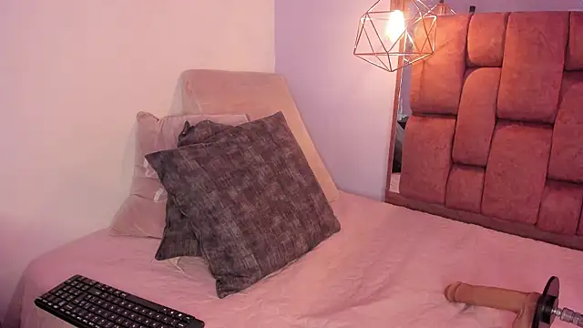 kristakinnky online show from February 21, 2026, 11:44 am