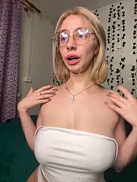 Snapshot of Kitty_Katrine chatting on March 14, 2025, 5:24 pm Kitty Katrine online show from March 14, 2025, 5:24 pm