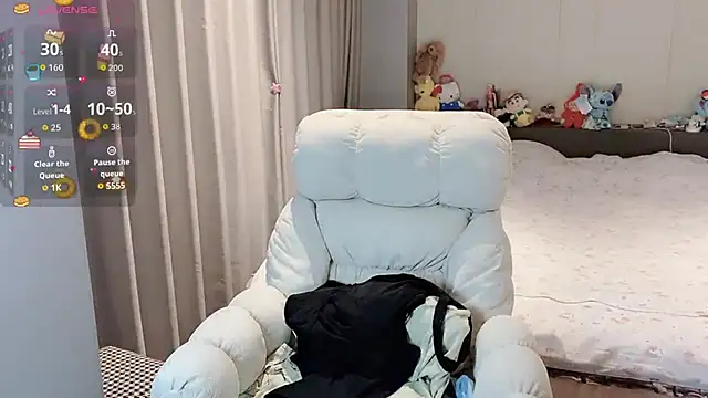 qiqi-666 online show from October 2, 2025, 1:45 am