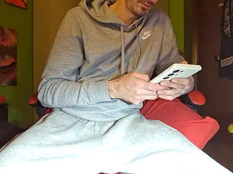 Snapshot of MASTERBULLY chatting on November 18, 2025, 4:55 pm MASTERBULLY online show from November 18, 2025, 4:55 pm