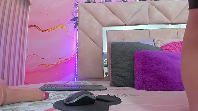 Taylor  cooper online show from November 26, 2025, 6:53 pm