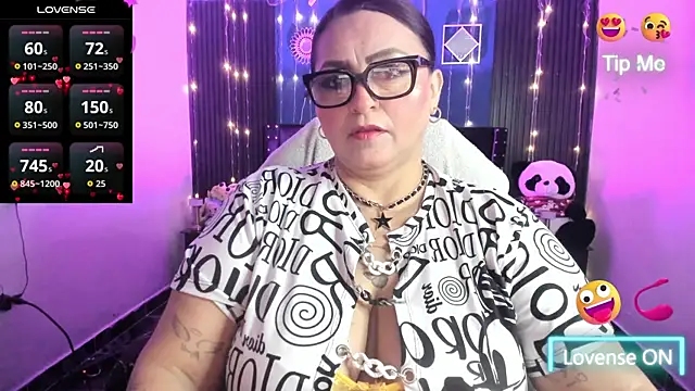 Snapshot of Ivonnee__ chatting on April 22, 2026, 4:04 am Ivonnee online show from April 22, 2026, 4:04 am