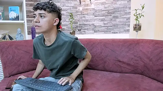 Snapshot of DamiBright chatting on February 5, 2025, 7:42 pm DamiBright online show from February 5, 2025, 7:42 pm