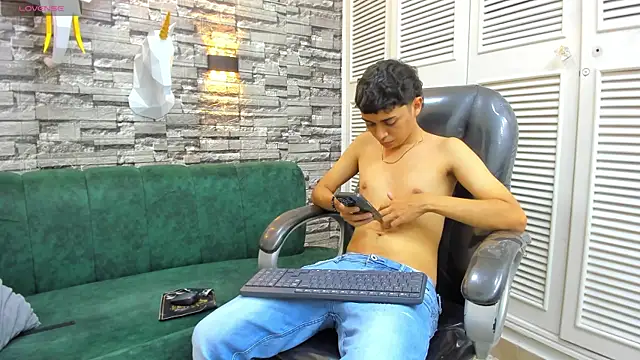 Snapshot of DamiBright chatting on November 4, 2025, 5:34 pm DamiBright online show from November 4, 2025, 5:34 pm