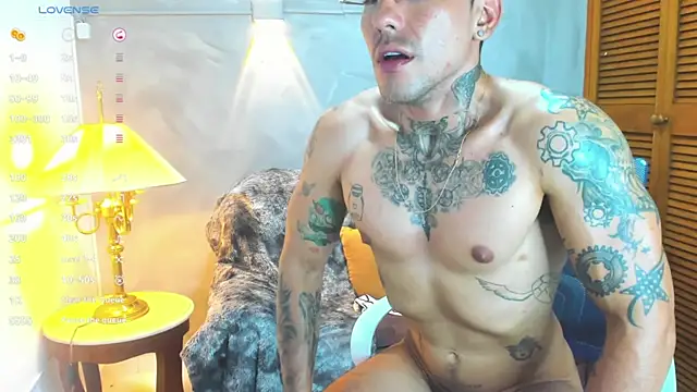 Snapshot of Dylanstonne chatting on January 16, 2025, 11:48 pm Dylanstonne online show from January 16, 2025, 11:48 pm