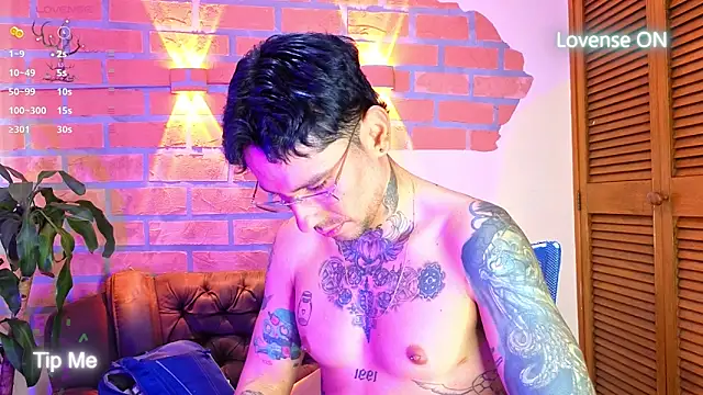 Snapshot of Dylanstonne chatting on November 5, 2025, 8:31 pm Dylanstonne online show from November 5, 2025, 8:31 pm