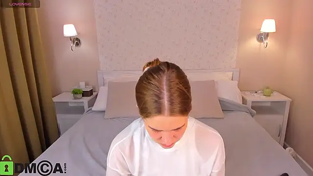 Jennifer Wadee online show from April 1, 2026, 11:24 pm