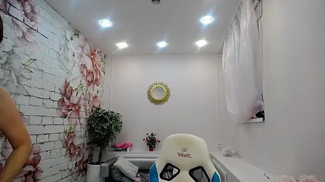 Snapshot of Cutie_Asya chatting on October 13, 2025, 4:45 am Cutie Asya online show from October 13, 2025, 4:45 am