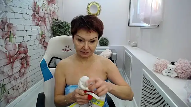 Snapshot of Cutie_Asya chatting on October 22, 2025, 4:24 am Cutie Asya online show from October 22, 2025, 4:24 am