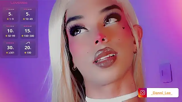 Snapshot of DanniLee_ chatting on November 15, 2025, 8:05 pm DanniLee online show from November 15, 2025, 8:05 pm