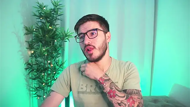 Snapshot of Tony_Wylie chatting on November 5, 2025, 9:31 am Tony Wylie online show from November 5, 2025, 9:31 am