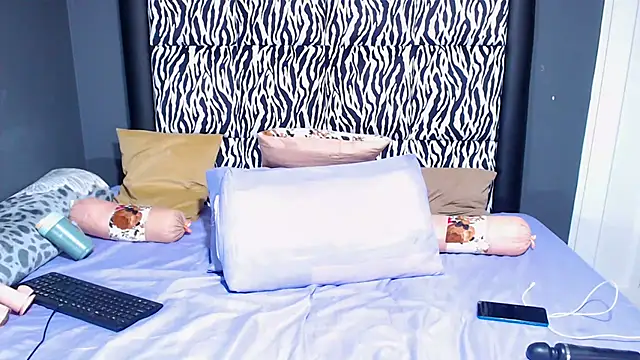 Snapshot of KinkyTall85 chatting on February 25, 2025, 11:19 am KinkyTall85 online show from February 25, 2025, 11:19 am
