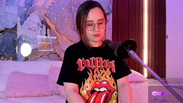 centaurigirl online show from October 22, 2025, 2:56 am