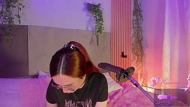 centaurigirl online show from February 19, 2026, 4:30 am