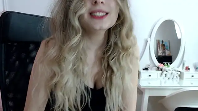 Snapshot of _sweettreat chatting on March 13, 2025, 10:32 pm sweettreat online show from March 13, 2025, 10:32 pm