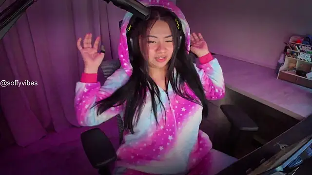 Snapshot of soffyvibes- chatting on February 13, 2025, 3:18 am soffyvibes- online show from February 13, 2025, 3:18 am