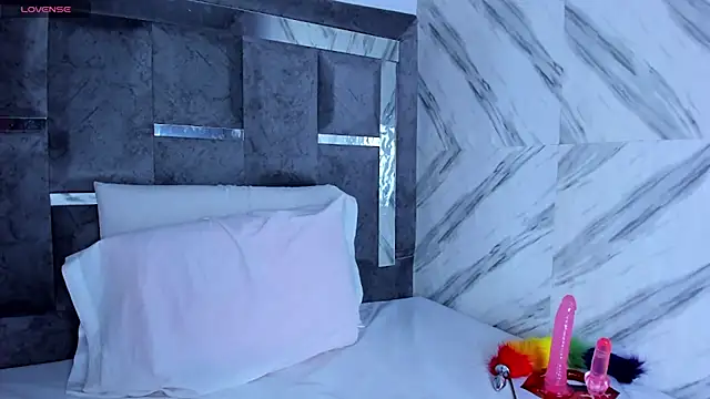 Snapshot of Petite_amor2 chatting on December 23, 2024, 7:30 pm Petite amor2 online show from December 23, 2024, 7:30 pm