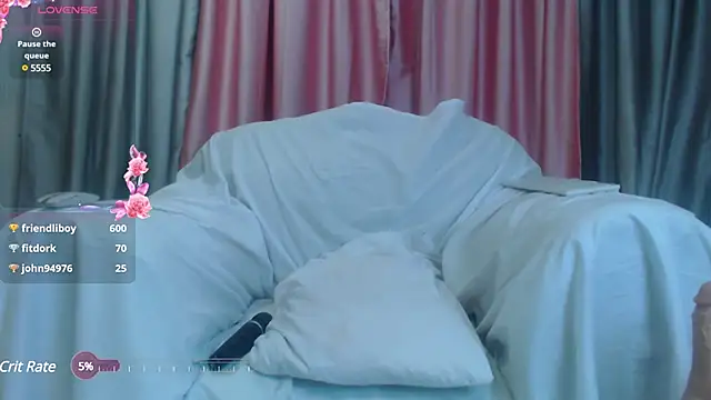 Snapshot of Petite_amor2 chatting on March 17, 2025, 10:06 pm Petite amor2 online show from March 17, 2025, 10:06 pm