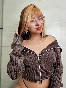 Snapshot of little_mavi chatting on October 16, 2025, 2:45 am little mavi online show from October 16, 2025, 2:45 am