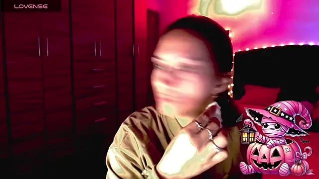 holy juli online show from October 24, 2025, 1:24 am