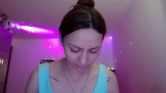 Snapshot of holy_juli chatting on May 7, 2026, 3:56 am holy juli online show from May 7, 2026, 3:56 am