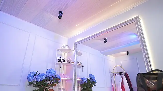 elasummer online show from March 13, 2026, 5:19 pm