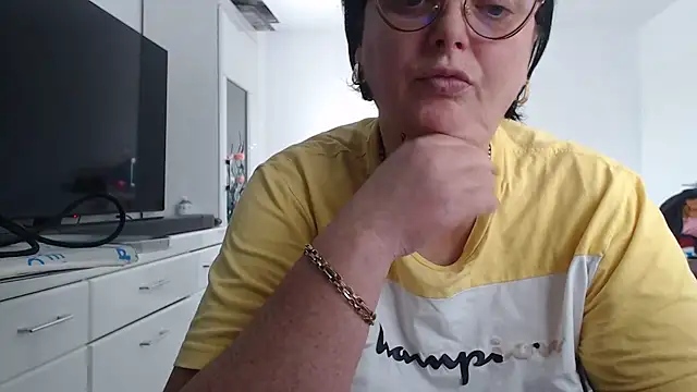 Snapshot of Amandamuller1982 chatting on October 14, 2025, 8:37 am Amandamuller1982 online show from October 14, 2025, 8:37 am