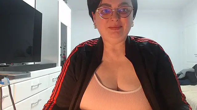 Amandamuller1982 online show from April 3, 2026, 8:07 pm