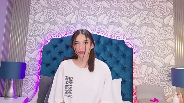 Snapshot of HazelMoret chatting on February 11, 2026, 3:11 am HazelMoret online show from February 11, 2026, 3:11 am