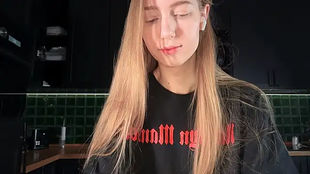 Snapshot of solar_bella chatting on February 5, 2026, 5:01 am solar bella online show from February 5, 2026, 5:01 am