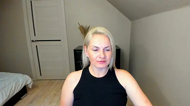 Snapshot of Alicee_Gracee chatting on October 14, 2025, 6:52 pm Alicee Gracee online show from October 14, 2025, 6:52 pm