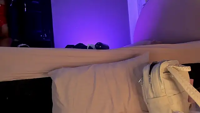 Snapshot of Heicy___ chatting on October 17, 2025, 8:11 pm Heicy online show from October 17, 2025, 8:11 pm