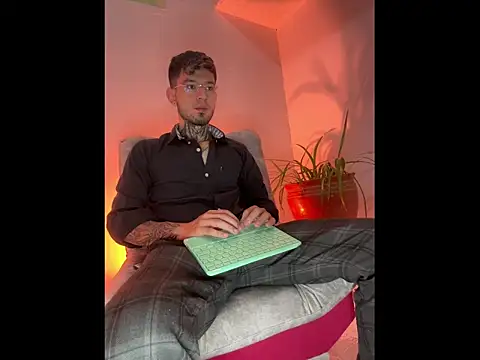 Snapshot of Anthony-Martin chatting on November 4, 2025, 1:21 pm Anthony-Martin online show from November 4, 2025, 1:21 pm