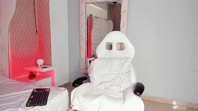 Lucii fer  online show from February 19, 2026, 11:39 am