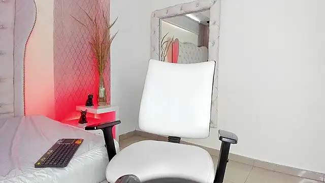 Lucii fer  online show from April 13, 2026, 12:21 pm