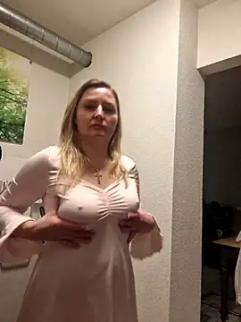 Snapshot of CoupleKitty chatting on November 6, 2025, 6:09 pm CoupleKitty online show from November 6, 2025, 6:09 pm