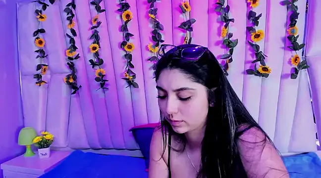 Snapshot of Lucy_Anall_ chatting on February 4, 2025, 1:02 am Lucy Anall online show from February 4, 2025, 1:02 am