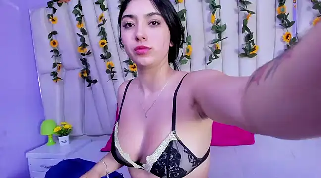 Snapshot of Lucy_Anall_ chatting on February 6, 2025, 12:22 am Lucy Anall online show from February 6, 2025, 12:22 am