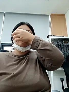 hello098712 online show from September 29, 2025, 3:22 am