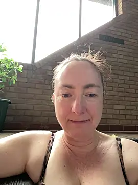 LouiseTswing online show from December 9, 2024, 1:55 pm