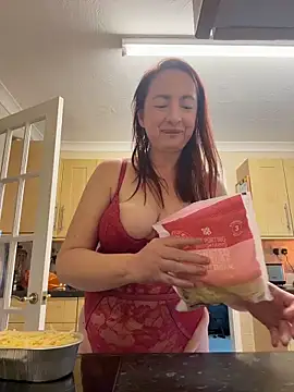 Snapshot of LouiseTswing chatting on February 3, 2026, 3:06 pm LouiseTswing online show from February 3, 2026, 3:06 pm