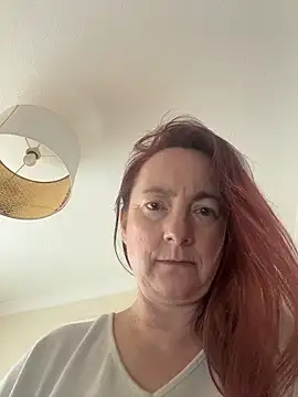 Snapshot of LouiseTswing chatting on February 10, 2026, 2:21 pm LouiseTswing online show from February 10, 2026, 2:21 pm