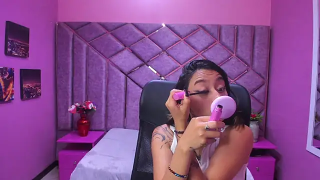 Miaa Thopmson online show from December 1, 2025, 3:06 pm