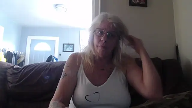 Snapshot of canadiancougar1965 chatting on January 24, 2025, 8:11 pm canadiancougar1965 online show from January 24, 2025, 8:11 pm